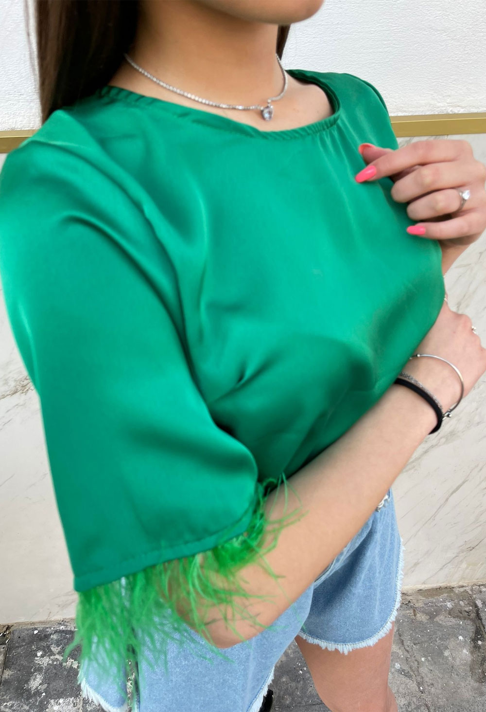 Maglia in raso con piume